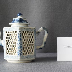 Een Chinese blauw-witte opengewerkte dubbelwandige theepot met deksel, Kangxi — foto 9