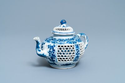 Een Chinese blauw-witte opengewerkte dubbelwandige theepot met deksel, Transitie periode