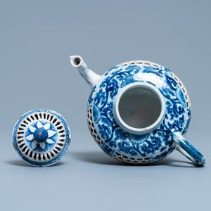 Een Chinese blauw-witte opengewerkte dubbelwandige theepot met deksel, Transitie periode — foto 6
