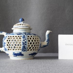 Een Chinese blauw-witte opengewerkte dubbelwandige theepot met deksel, Transitie periode — foto 9