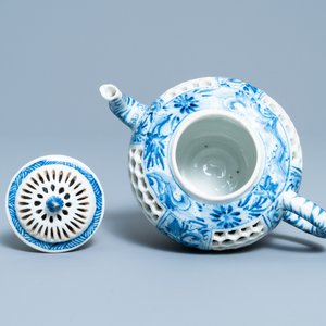 Een Chinese blauw-witte opengewerkte dubbelwandige theepot met deksel, Transitie periode — foto 6