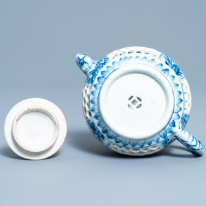 Een Chinese blauw-witte opengewerkte dubbelwandige theepot met deksel, Transitie periode — foto 7