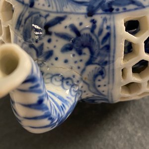 Een Chinese blauw-witte opengewerkte dubbelwandige theepot met deksel, Transitie periode — foto 8