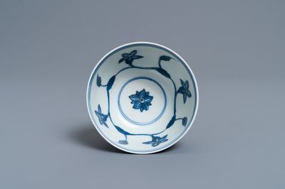 Een Chinese blauw-witte 'paleis' kom, Kangxi