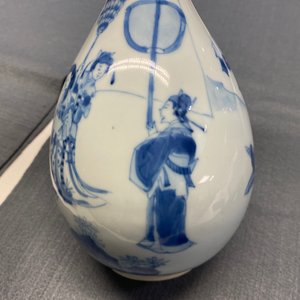 Een Chinese blauw-witte peervormige vaas, Kangxi — foto 13