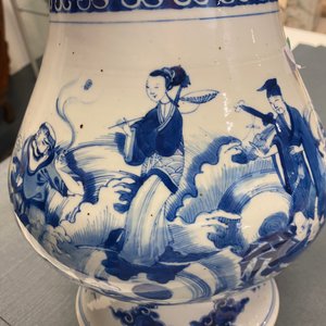 Een Chinese blauw-witte peervormige vaas met onsterfelijken, Kangxi — foto 24