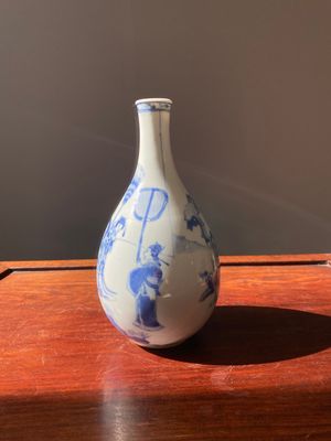 Een Chinese blauw-witte peervormige vaas met verhalend decor, Kangxi — foto 2