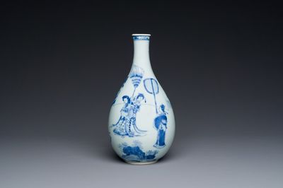Een Chinese blauw-witte peervormige vaas met verhalend decor, Kangxi