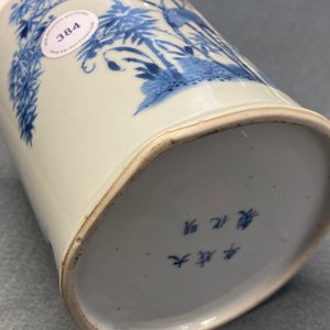 Een Chinese blauw-witte penselenbeker, Chenghua merk, Kangxi — foto 16
