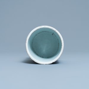 Een Chinese blauw-witte penselenbeker, Chenghua merk, Kangxi — foto 6