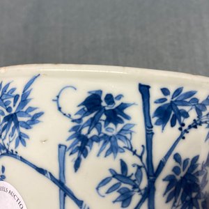Een Chinese blauw-witte penselenbeker, Chenghua merk, Kangxi — foto 10