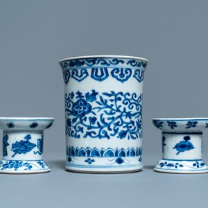 Een Chinese blauw-witte penselenbeker en een paar zandstrooiers, Kangxi — foto 3
