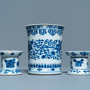 Een Chinese blauw-witte penselenbeker en een paar zandstrooiers, Kangxi — foto 4