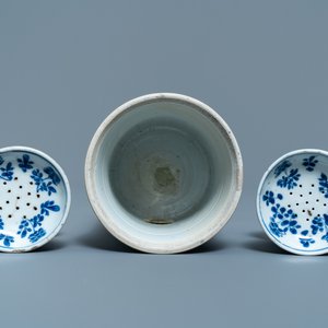 Een Chinese blauw-witte penselenbeker en een paar zandstrooiers, Kangxi — foto 6