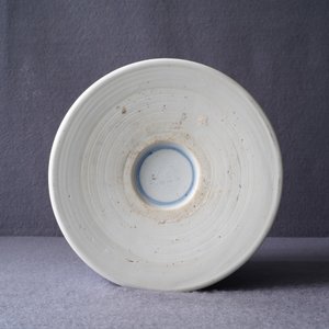 Een Chinese blauw-witte penselenbeker met een fijn landschap, Kangxi — foto 22