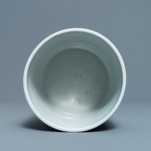 Een Chinese blauw-witte penselenbeker met een fijn landschap, Kangxi — foto 5