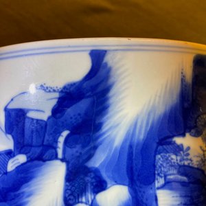 Een Chinese blauw-witte penselenbeker met een fijn landschap, Kangxi — foto 7