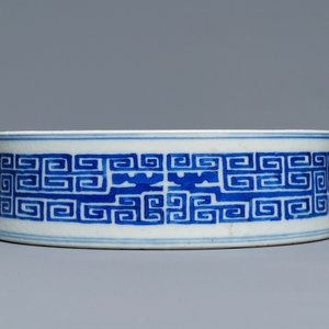 Een Chinese blauw-witte penselenwasser met archaïsch decor, Guangxu merk, 19/20e eeuw — foto 5