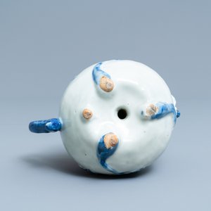 Een Chinese blauw-witte perzikvormige cadogan theepot, 18/19e eeuw — foto 7