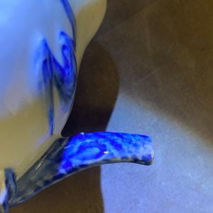 Een Chinese blauw-witte perzikvormige cadogan theepot, 18/19e eeuw — foto 9