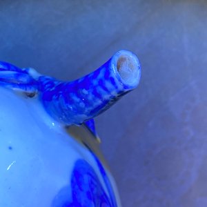 Een Chinese blauw-witte perzikvormige cadogan theepot, 18/19e eeuw — foto 10