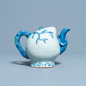 Een Chinese blauw-witte perzikvormige cadogan theepot, 19e eeuw — foto 4