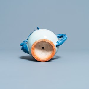Een Chinese blauw-witte perzikvormige cadogan theepot, 19e eeuw — foto 7