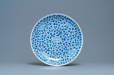 Een Chinese blauw-witte 'pioenrozen' schotel, 19e eeuw