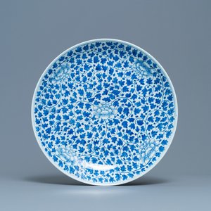 Een Chinese blauw-witte 'pioenrozen' schotel, 19e eeuw — foto 1