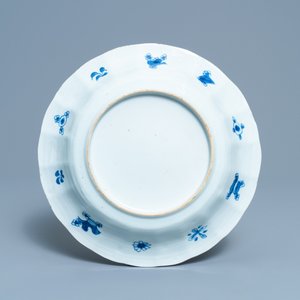 Een Chinese blauw-witte plooischotel met vissen, Kangxi — foto 2