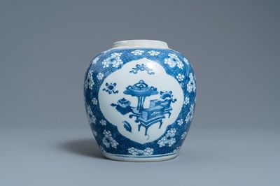 Een Chinese blauw-witte pot met antiquiteiten, Kangxi