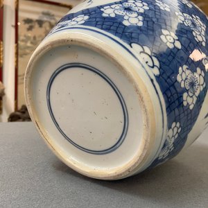 Een Chinese blauw-witte pot met antiquiteiten, Kangxi — foto 11