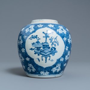 Een Chinese blauw-witte pot met antiquiteiten, Kangxi — foto 2
