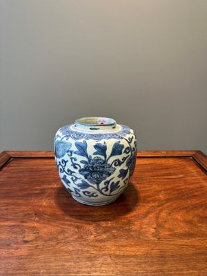 Een Chinese blauw-witte pot met boeddhistische leeuwen en lotusslingers, Wanli — foto 2