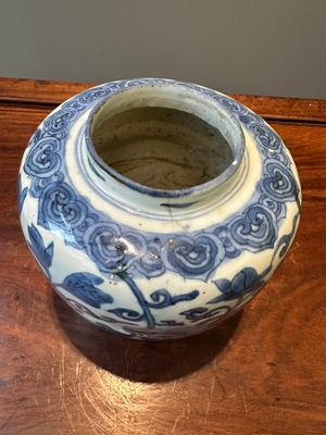 Een Chinese blauw-witte pot met boeddhistische leeuwen en lotusslingers, Wanli — foto 5