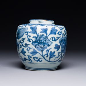 Een Chinese blauw-witte pot met boeddhistische leeuwen en lotusslingers, Wanli — foto 2