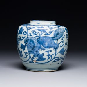 Een Chinese blauw-witte pot met boeddhistische leeuwen en lotusslingers, Wanli — foto 3
