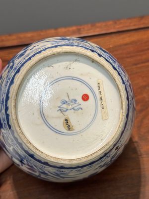 Een Chinese blauw-witte pot met deksel met floraal decor, Kangxi — foto 11