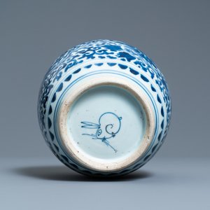 Een Chinese blauw-witte pot met feniksen, figuratief haas merk, Transitie periode — foto 5