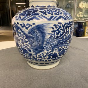 Een Chinese blauw-witte pot met feniksen, figuratief haas merk, Transitie periode — foto 8