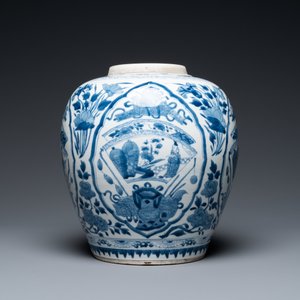 Een Chinese blauw-witte pot met figuratieve medaillons, Kangxi — foto 3