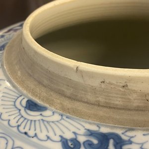 Een Chinese blauw-witte pot met figuratieve medaillons, Kangxi — foto 7