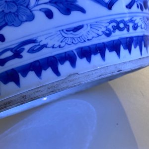 Een Chinese blauw-witte pot met figuratieve medaillons, Kangxi — foto 9