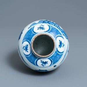 Een Chinese blauw-witte pot met figuren in een landschap, haas merk, Wanli — foto 5