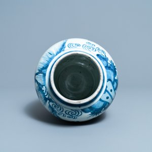 Een Chinese blauw-witte pot met figuren in een landschap, Transitie periode — foto 5