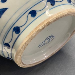 Een Chinese blauw-witte pot met figuren in een landschap, Wanli — foto 14