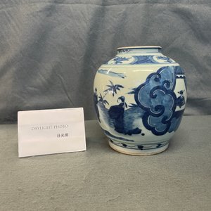 Een Chinese blauw-witte pot met figuren in een landschap, Wanli — foto 18