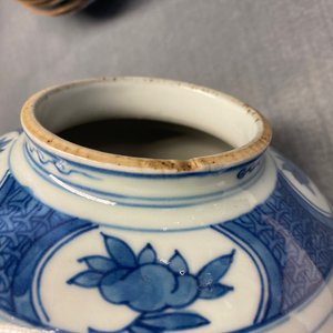 Een Chinese blauw-witte pot met figuren in een landschap, Wanli — foto 7