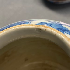Een Chinese blauw-witte pot met figuren in een landschap, Wanli — foto 9