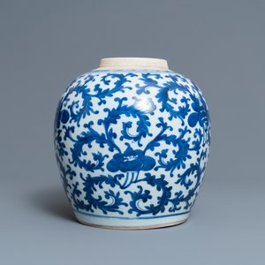 Een Chinese blauw-witte pot met floraal decor, Kangxi — foto 2